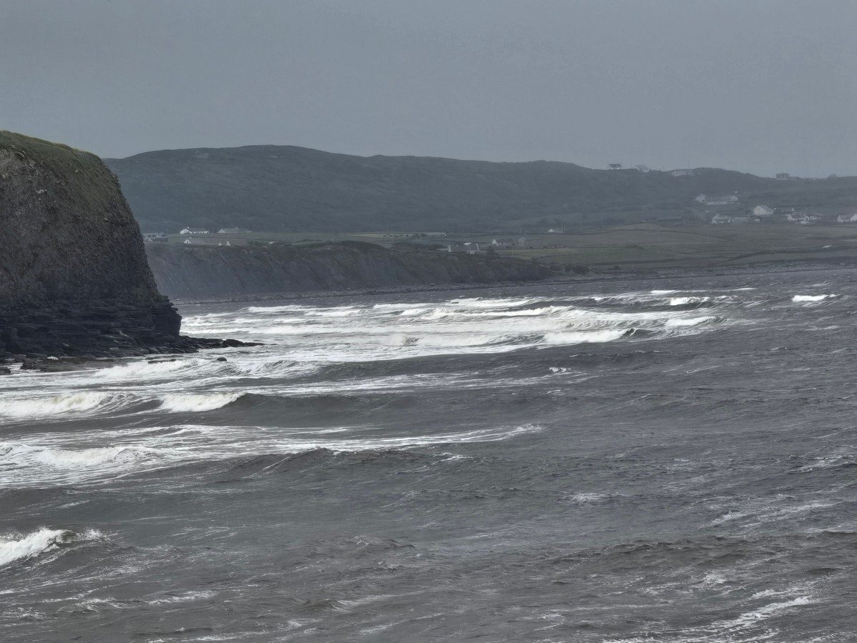 4 to 6ft messy waves with a moderate cross-onshore wind, 16kts WSW. 